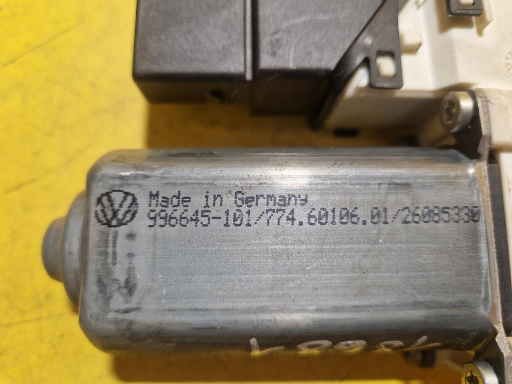 LEVÝ ZADNÍ MOTOREK STAHOVAČKY OKNA 1K0959703E - ŠKODA OCTAVIA II / VW TOURAN, GOLF V... / SEAT ALTEA, TOLEDO III... - 18681 LEVÝ ZADNÍ MOTOREK STAHOVAČKY OKNA 1K0959703E - ŠKODA OCTAVIA II / VW TOURAN, GOLF V... / SEAT ALTEA, TOLEDO III... - 18681