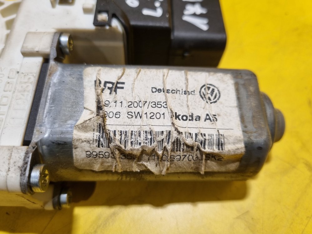 LEVÝ ZADNÍ MOTOREK STAHOVAČKY OKNA 1K0959703J - ŠKODA OCTAVIA II / VW TOURAN, GOLF V... / SEAT ALTEA, TOLEDO III... - 17539 LEVÝ ZADNÍ MOTOREK STAHOVAČKY OKNA 1K0959703J - ŠKODA OCTAVIA II / VW TOURAN, GOLF V... / SEAT ALTEA, TOLEDO III... - 17539