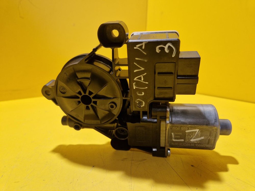 LEVÝ ZADNÍ MOTOREK STAHOVAČKY OKNA S JEDNOTKOU 5Q0959811A - ŠKODA OCTAVIA III, SUPERB III, FABIA III, RAPID / VW TIGUAN II, GOLF VII, PASSAT B8 - 19545 LEVÝ ZADNÍ MOTOREK STAHOVAČKY OKNA S JEDNOTKOU 5Q0959811A - ŠKODA OCTAVIA III, SUPERB III, FABIA III, RAPID / VW TIGUAN II, GOLF VII, PASSAT B8 - 19545