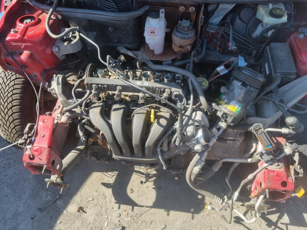 Mini Cooper RC31 1.6 ( W10B16A ) 85kW r.2003 červená na náhradní díly