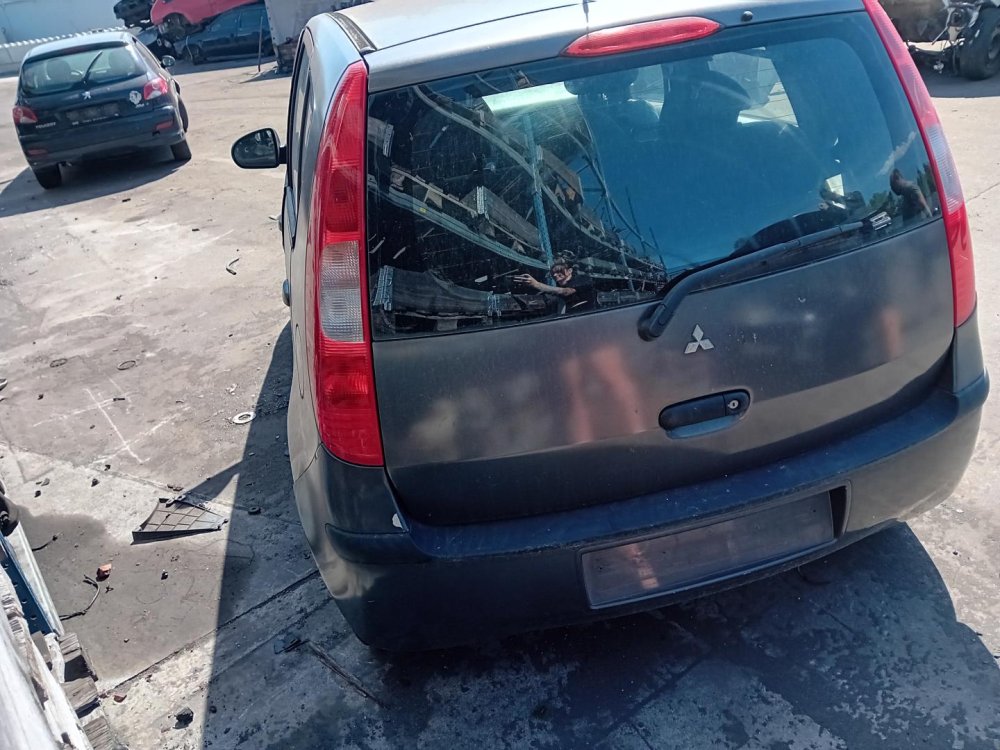 Mitsubishi Colt 1.1 ( 134910 ) 55kW r.2005 šedá na náhradní díly