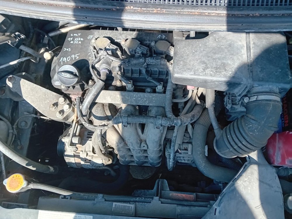 Mitsubishi Colt 1.1 ( 134910 ) 55kW r.2005 šedá na náhradní díly