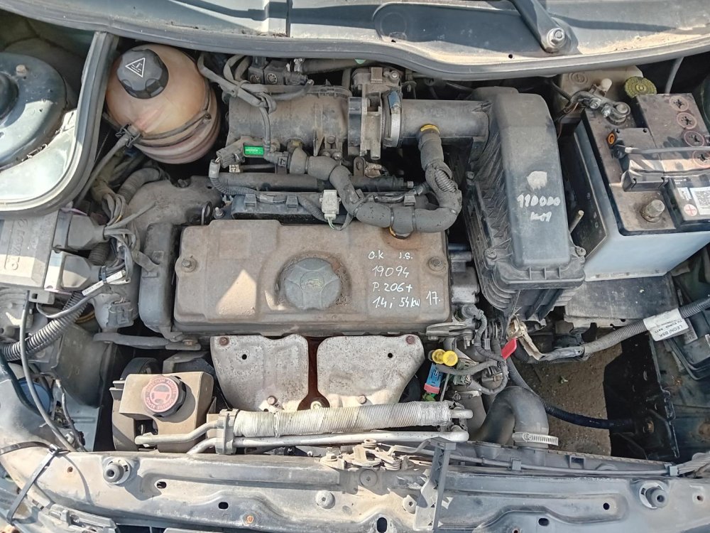 Peugeot 206+ 1.4 ( KFT ) 54kW r.2011 šedá na náhradní díly