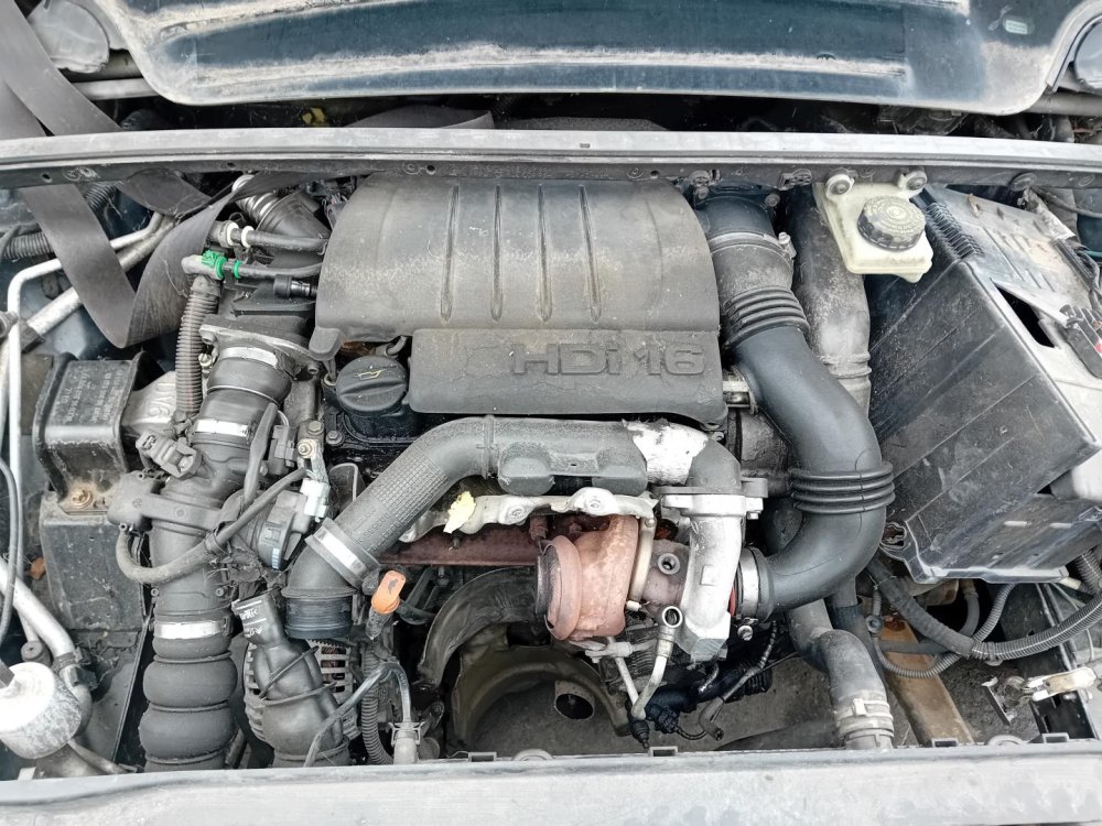 Peugeot 308 1.6 HDI ( 9HX ) 66kW r.2008 šedá na náhradní díly