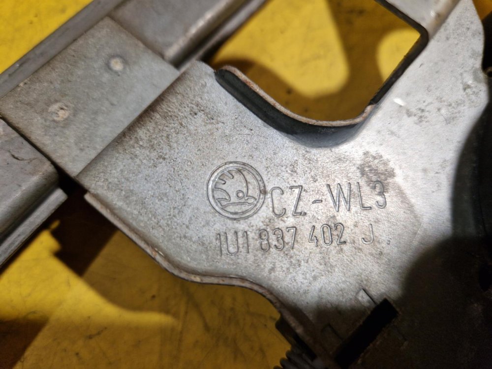 PRAVÁ PŘEDNÍ STAHOVAČKA OKNA S MOTORKEM 101448203 - ŠKODA OCTAVIA I - 18595 PRAVÁ PŘEDNÍ STAHOVAČKA OKNA S MOTORKEM 101448203 - ŠKODA OCTAVIA I - 18595