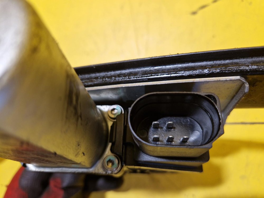 PRAVÁ ZADNÍ STAHOVAČKA OKNA S MOTORKEM 71001603 - BMW 1 E87 (2003-2011) - 18604 PRAVÁ ZADNÍ STAHOVAČKA OKNA S MOTORKEM 71001603 - BMW 1 E87 (2003-2011) - 18604