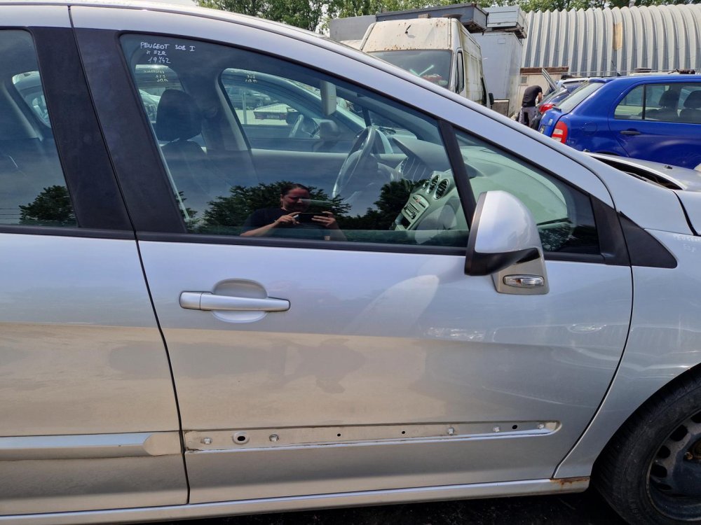 PRAVÉ PŘEDNÍ DVEŘE  PEUGEOT 308 I, STŘÍBRNÁ EZR - 19742