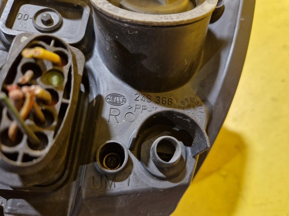 PRAVÉ PŘEDNÍ SVĚTLO ŠKODA FABIA I - 20038 PRAVÉ PŘEDNÍ SVĚTLO ŠKODA FABIA I - 20038