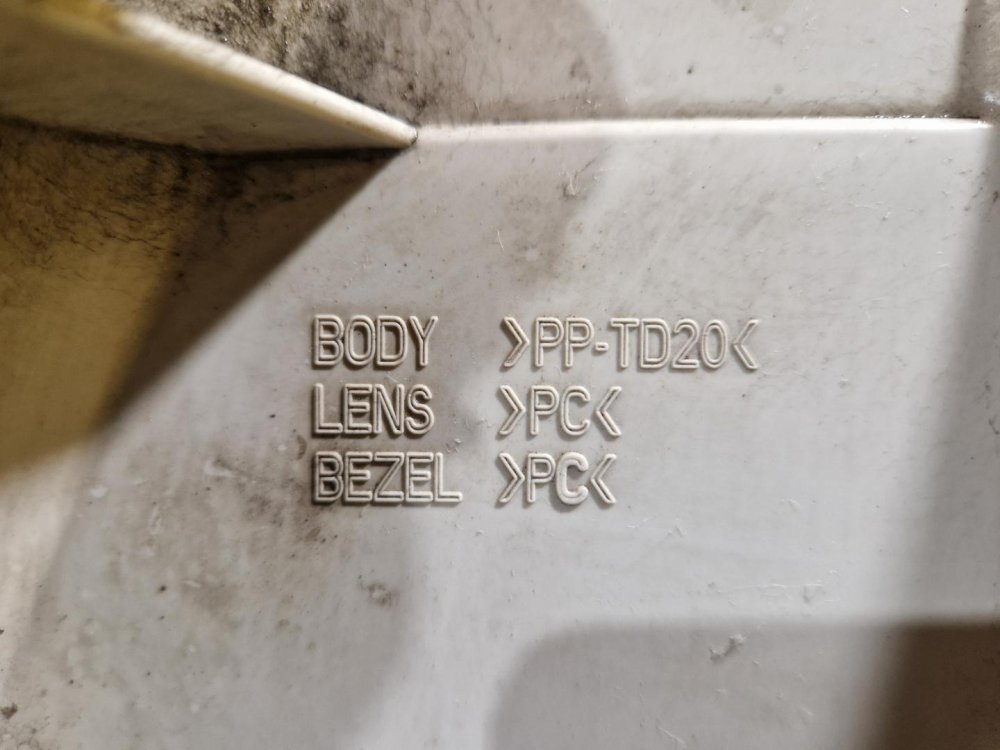 PRAVÉ PŘEDNÍ SVĚTLO ŠKODA OCTAVIA I , S MLHOVKOU FACELIFT - 18457