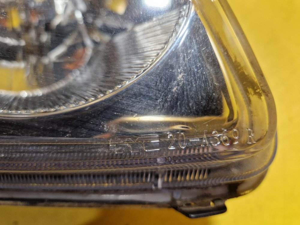 PRAVÉ PŘEDNÍ SVĚTLO TOYOTA AVENSIS II ( T25 ) - 12950