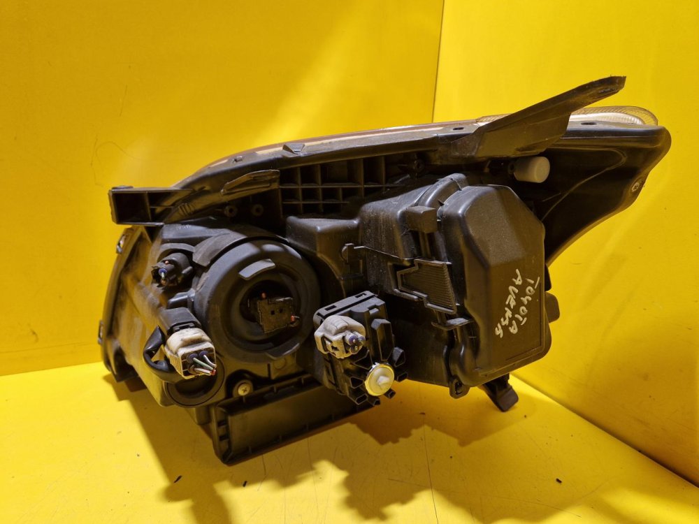 PRAVÉ PŘEDNÍ SVĚTLO TOYOTA AVENSIS II ( T25 ) - 12950