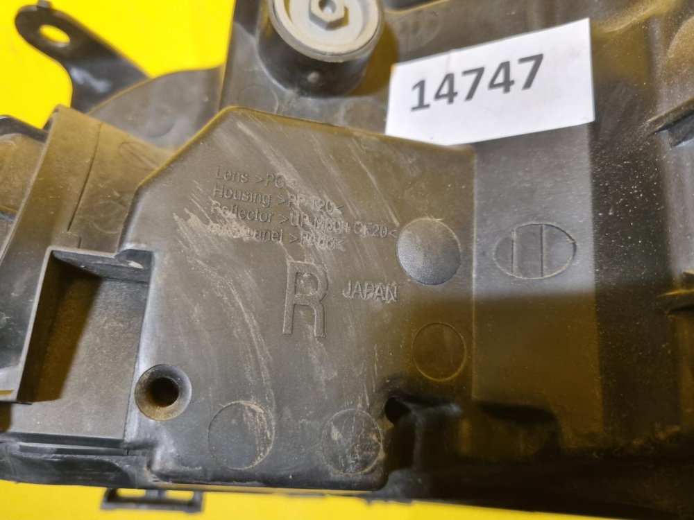 PRAVÉ PŘEDNÍ SVĚTLO TOYOTA COROLLA (E12)  - 14747