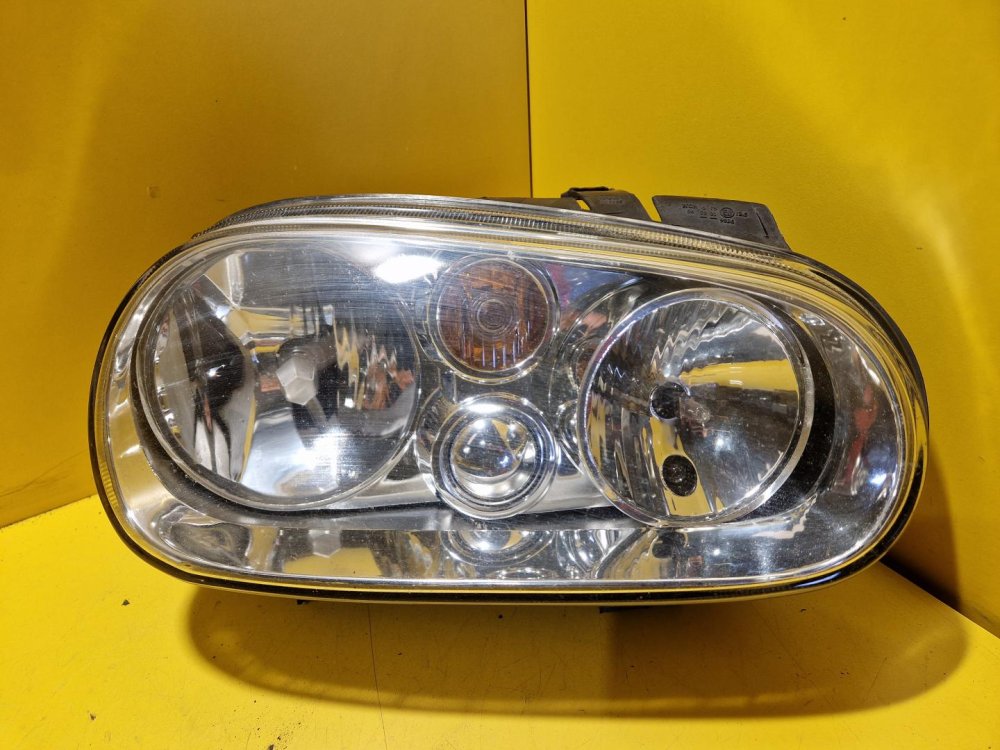 PRAVÉ PŘEDNÍ SVĚTLO VW GOLF IV , BEZ MLHOVKY - 18022