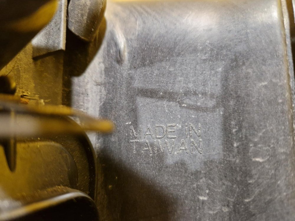 PRAVÉ PŘEDNÍ SVĚTLO VW GOLF IV , BEZ MLHOVKY - 18022