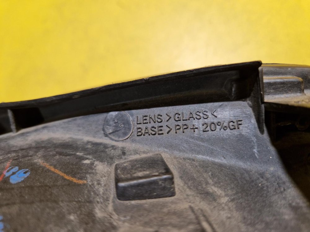 PRAVÉ PŘEDNÍ SVĚTLO VW GOLF IV , BEZ MLHOVKY - 18022