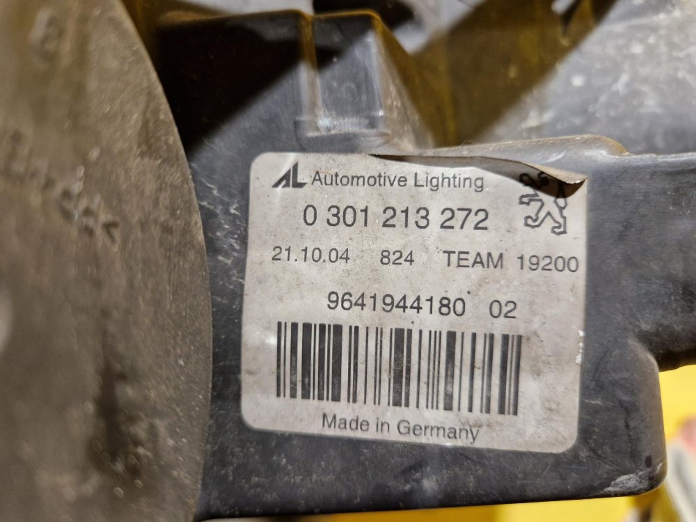 PRAVÉ PŘEDNÍ XENON SVĚTLO PEUGEOT 407 - 20377 PRAVÉ PŘEDNÍ XENON SVĚTLO PEUGEOT 407 - 20377