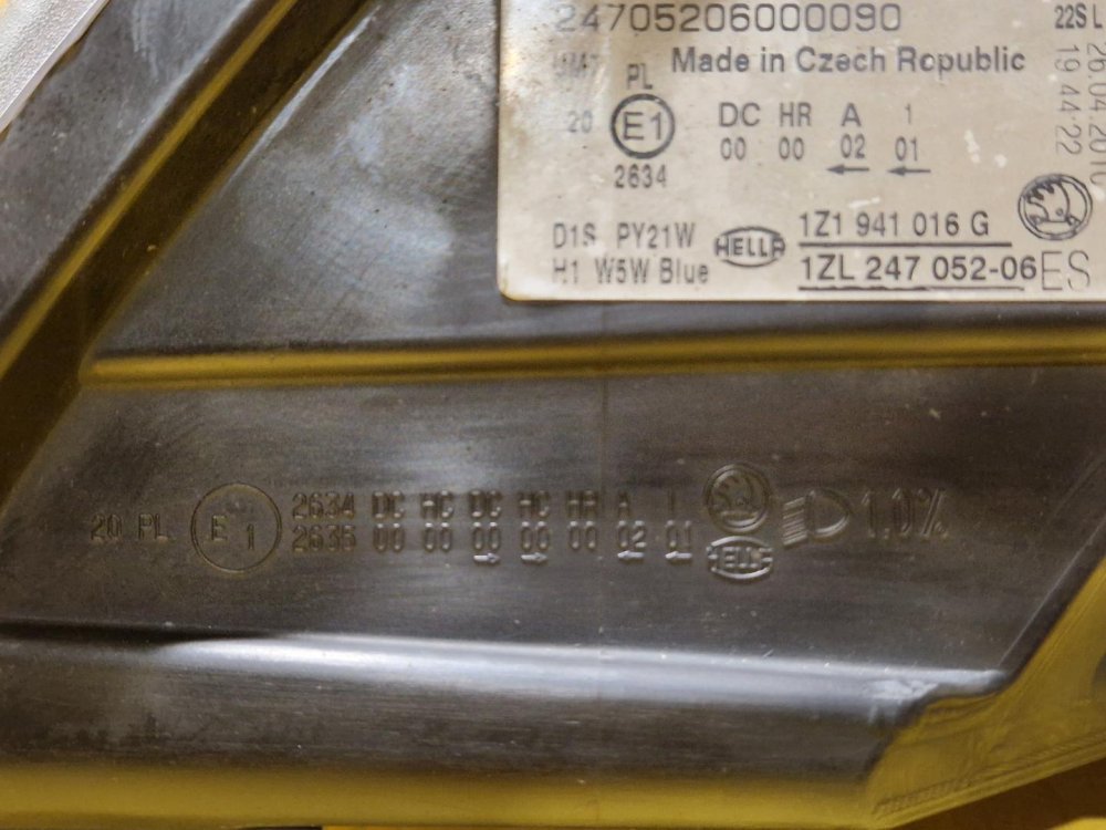 PRAVÉ PŘEDNÍ XENON SVĚTLO ŠKODA OCTAVIA II, FACELIFT - 19375