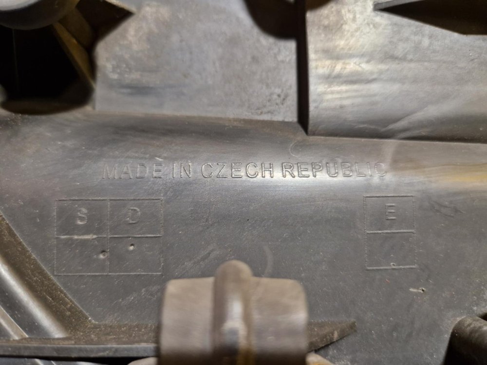 PRAVÉ PŘEDNÍ XENON SVĚTLO ŠKODA SUPERB I  - 18724 PRAVÉ PŘEDNÍ XENON SVĚTLO ŠKODA SUPERB I  - 18724