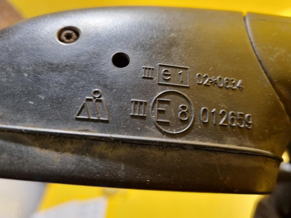 PRAVÉ ZRCÁTKO ŠKODA FABIA I , ČERNÉ NELAKOVANÉ, KRÁTKÉ , MANUÁLNÍ - 16959