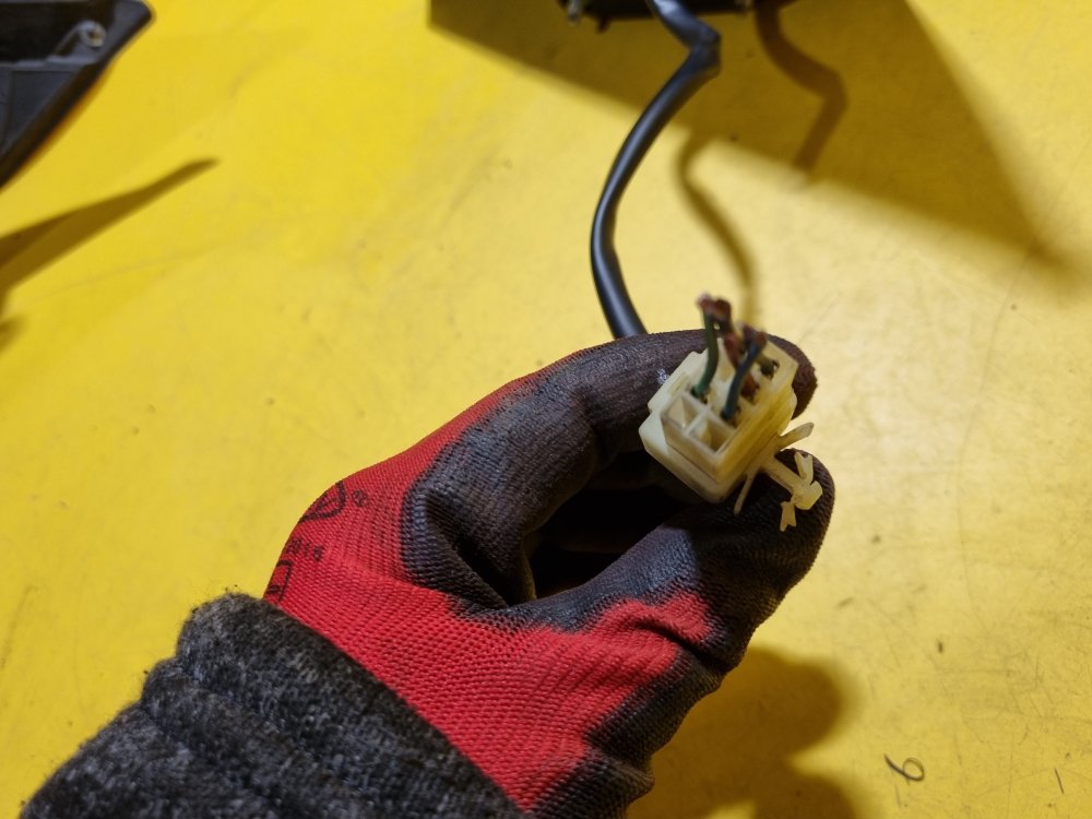 PRAVÉ ZRCÁTKO SUZUKI SWIFT III ( 3 ) , ČERVENÉ , ELEKTRICKÉ - 17733 PRAVÉ ZRCÁTKO SUZUKI SWIFT III ( 3 ) , ČERVENÉ , ELEKTRICKÉ - 17733