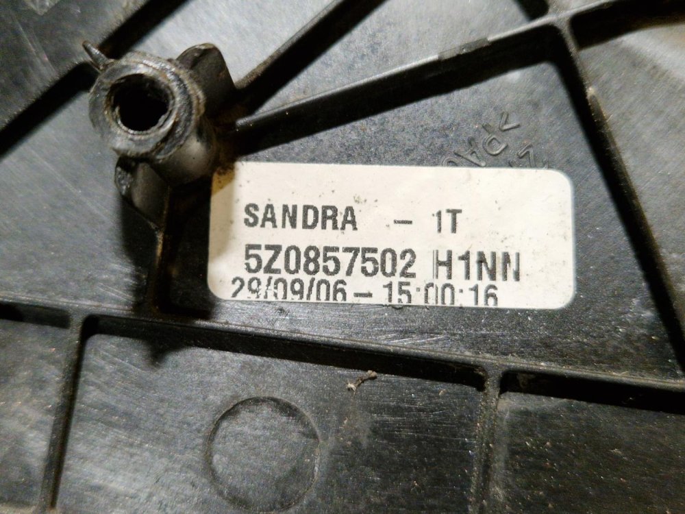 PRAVÉ ZRCÁTKO VW FOX, ČERNÉ NELAKOVANÉ, MANUÁLNÍ - 18933