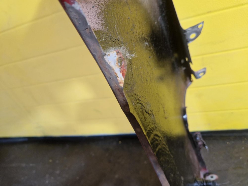 PRAVÝ PŘEDNÍ BLATNÍK MITSUBISHI COLT VI, ČERVENÝ - 19750