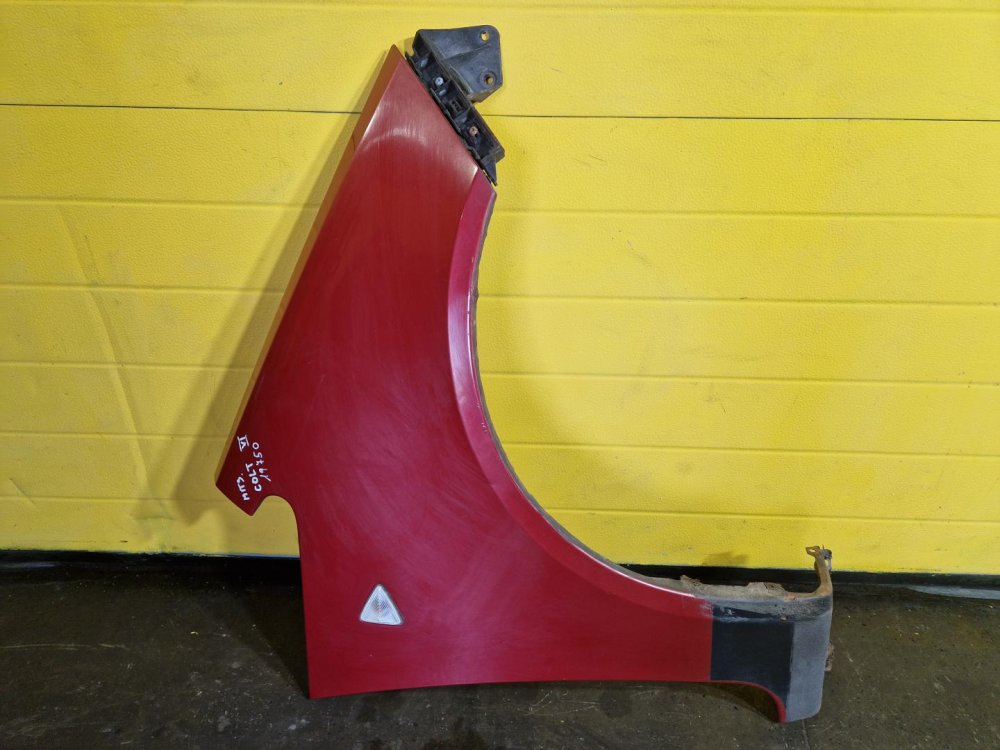 PRAVÝ PŘEDNÍ BLATNÍK MITSUBISHI COLT VI, ČERVENÝ - 19750