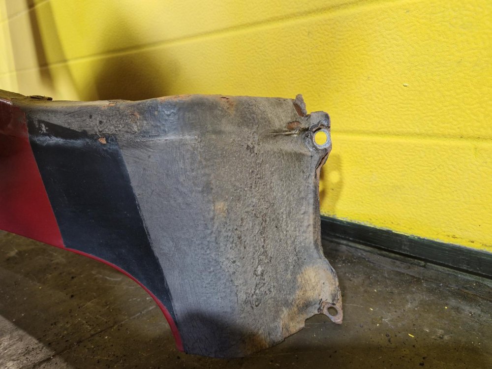 PRAVÝ PŘEDNÍ BLATNÍK MITSUBISHI COLT VI, ČERVENÝ - 19750