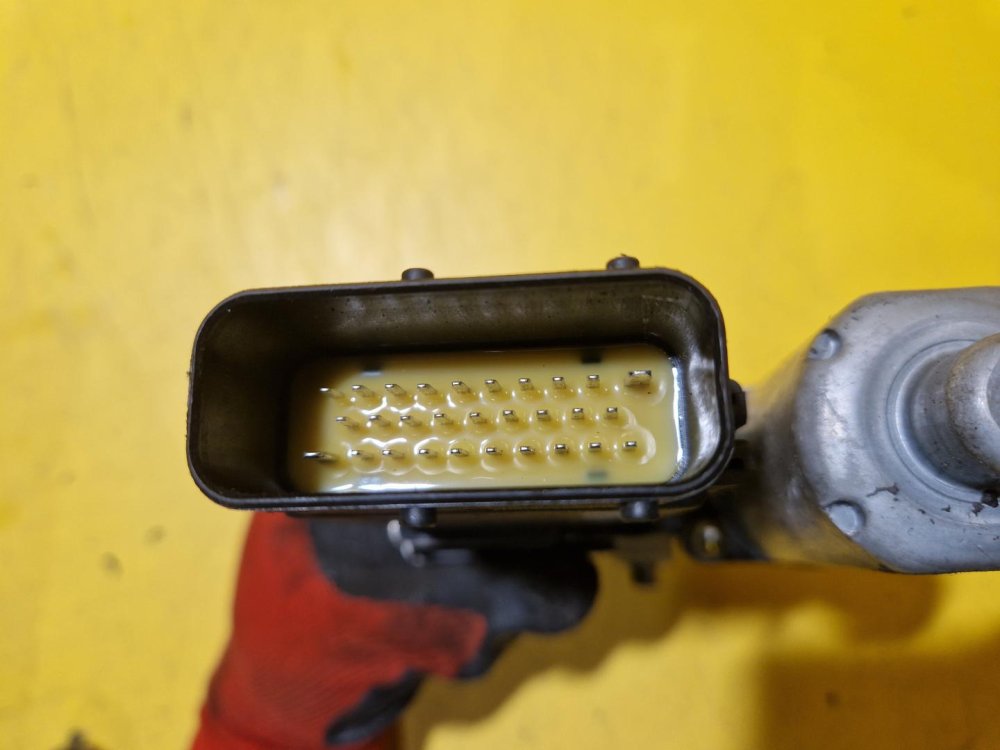 PRAVÝ PŘEDNÍ MOTOREK STAHOVAČKY OKNA 0130821730 ŠKODA OCTAVIA I - 20438