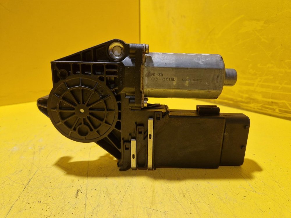 PRAVÝ PŘEDNÍ MOTOREK STAHOVAČKY OKNA 0130821730 ŠKODA OCTAVIA I - 20438