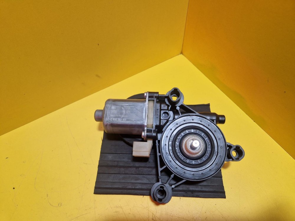 PRAVÝ PŘEDNÍ MOTOREK STAHOVAČKY OKNA 0130822716 - ŠKODA OCTAVIA III, SUPERB III, KODIAQ / VW TOURAN II, TIGUAN II, GOLF VII / SEAT LEON III, ATECA / AUDI A3 III, TT III, Q2 - 16034 PRAVÝ PŘEDNÍ MOTOREK STAHOVAČKY OKNA 0130822716 - ŠKODA OCTAVIA III, SUPERB III, KODIAQ / VW TOURAN II, TIGUAN II, GOLF VII / SEAT LEON III, ATECA / AUDI A3 III, TT III, Q2 - 16034