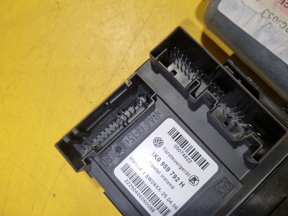 PRAVÝ PŘEDNÍ MOTOREK STAHOVAČKY OKNA 1K0959792H S JEDNOTKOU 1T0959702C - ŠKODA OCTAVIA II / VW TOURAN I, PASSAT B6, GOLF V.../ SEAT ALTEA, TOLEDO... - 17684 PRAVÝ PŘEDNÍ MOTOREK STAHOVAČKY OKNA 1K0959792H S JEDNOTKOU 1T0959702C - ŠKODA OCTAVIA II / VW TOURAN I, PASSAT B6, GOLF V.../ SEAT ALTEA, TOLEDO... - 17684