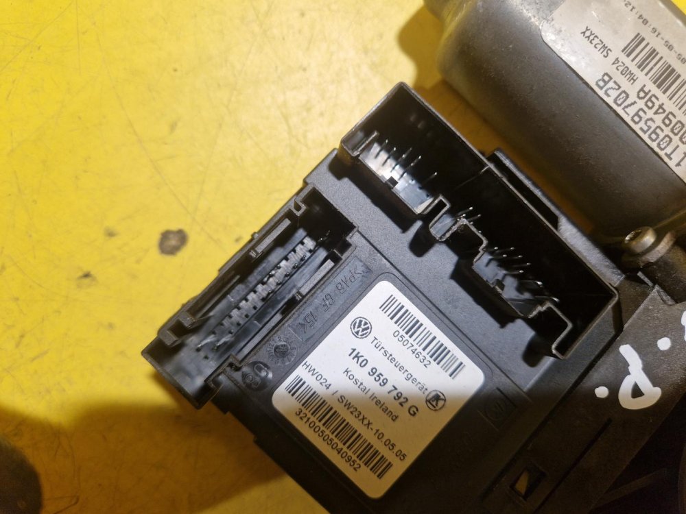 PRAVÝ PŘEDNÍ MOTOREK STAHOVAČKY OKNA 1T0959702B S JEDNOTKOU 1K0959792G - ŠKODA OCTAVIA II / VW TOURAN I, PASSAT B6, GOLF V.../ SEAT ALTEA, TOLEDO... - 18679 PRAVÝ PŘEDNÍ MOTOREK STAHOVAČKY OKNA 1T0959702B S JEDNOTKOU 1K0959792G - ŠKODA OCTAVIA II / VW TOURAN I, PASSAT B6, GOLF V.../ SEAT ALTEA, TOLEDO... - 18679