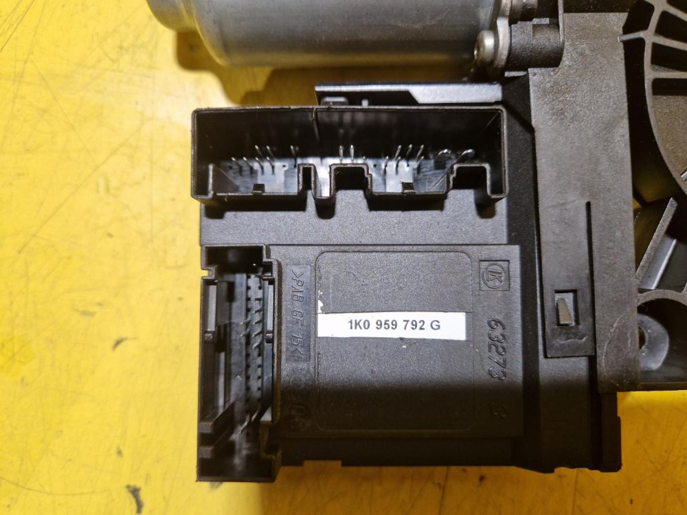 PRAVÝ PŘEDNÍ MOTOREK STAHOVAČKY OKNA 1T0959702B S JEDNOTKOU 1K0959792G - ŠKODA OCTAVIA II / VW TOURAN I, PASSAT B6, GOLF V.../ SEAT ALTEA, TOLEDO... - 20435