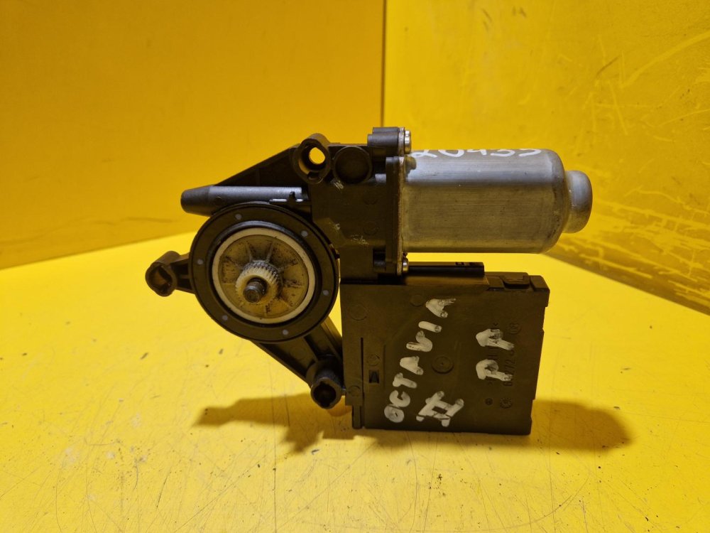 PRAVÝ PŘEDNÍ MOTOREK STAHOVAČKY OKNA 1T0959702B S JEDNOTKOU 1K0959792G - ŠKODA OCTAVIA II / VW TOURAN I, PASSAT B6, GOLF V.../ SEAT ALTEA, TOLEDO... - 20435