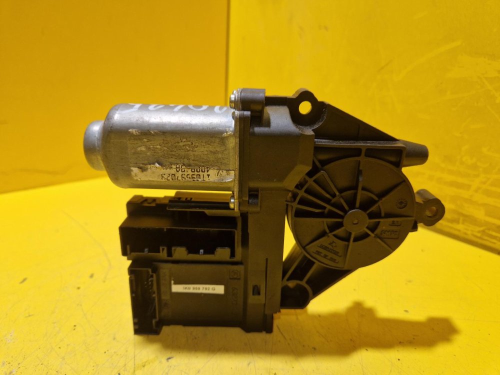 PRAVÝ PŘEDNÍ MOTOREK STAHOVAČKY OKNA 1T0959702B S JEDNOTKOU 1K0959792G - ŠKODA OCTAVIA II / VW TOURAN I, PASSAT B6, GOLF V.../ SEAT ALTEA, TOLEDO... - 20435