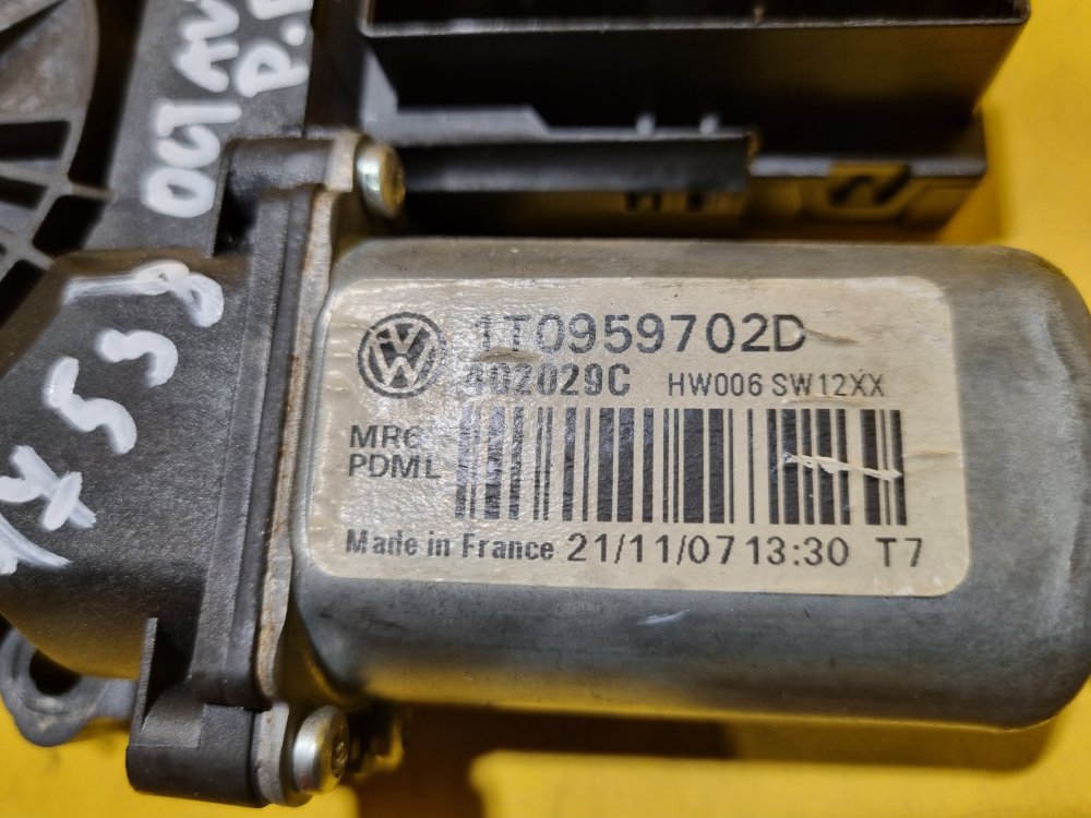 PRAVÝ PŘEDNÍ MOTOREK STAHOVAČKY OKNA 1T0959702D S JEDNOTKOU 1K0959792J - ŠKODA OCTAVIA II / VW TOURAN I, PASSAT B6, GOLF V.../ SEAT ALTEA, TOLEDO... - 17538