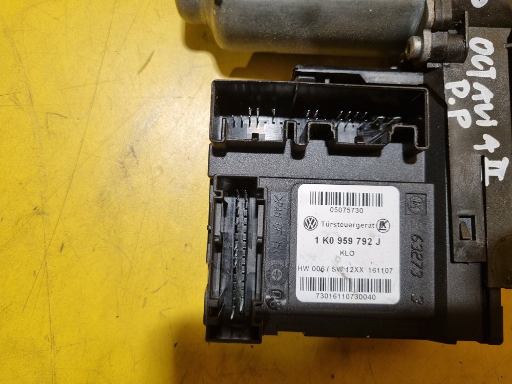 PRAVÝ PŘEDNÍ MOTOREK STAHOVAČKY OKNA 1T0959702D S JEDNOTKOU 1K0959792J - ŠKODA OCTAVIA II / VW TOURAN I, PASSAT B6, GOLF V.../ SEAT ALTEA, TOLEDO... - 17538