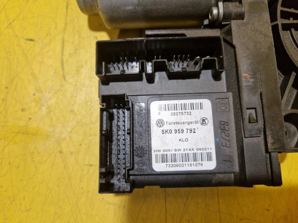 PRAVÝ PŘEDNÍ MOTOREK STAHOVAČKY OKNA 1T0959702R S JEDNOTKOU 5K0959792 - ŠKODA OCTAVIA II / VW TOURAN I, GOLF V.../ SEAT LEON II - FACELIFT - 20343 PRAVÝ PŘEDNÍ MOTOREK STAHOVAČKY OKNA 1T0959702R S JEDNOTKOU 5K0959792 - ŠKODA OCTAVIA II / VW TOURAN I, GOLF V.../ SEAT LEON II - FACELIFT - 20343