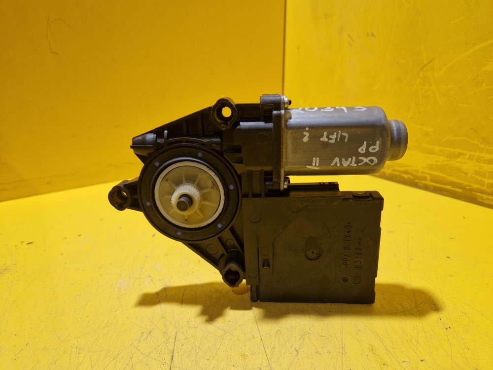 PRAVÝ PŘEDNÍ MOTOREK STAHOVAČKY OKNA 1T0959702R S JEDNOTKOU 5K0959792 - ŠKODA OCTAVIA II / VW TOURAN I, GOLF V.../ SEAT LEON II - FACELIFT - 20343 PRAVÝ PŘEDNÍ MOTOREK STAHOVAČKY OKNA 1T0959702R S JEDNOTKOU 5K0959792 - ŠKODA OCTAVIA II / VW TOURAN I, GOLF V.../ SEAT LEON II - FACELIFT - 20343