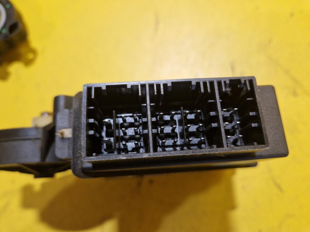 PRAVÝ PŘEDNÍ MOTOREK STAHOVAČKY OKNA 6Q1959802A ŠKODA FABIA I, FABIA II, ROOMSTER / VW POLO IV / SEAT IBIZA III, CORDOBA II - 18250