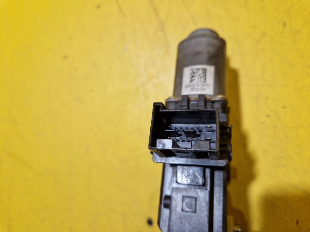 PRAVÝ PŘEDNÍ MOTOREK STAHOVAČKY OKNA 6R0959801M ŠKODA FABIA II, ROOMSTER / VW POLO IV / SEAT IBIZA IV - 19681 PRAVÝ PŘEDNÍ MOTOREK STAHOVAČKY OKNA 6R0959801M ŠKODA FABIA II, ROOMSTER / VW POLO IV / SEAT IBIZA IV - 19681