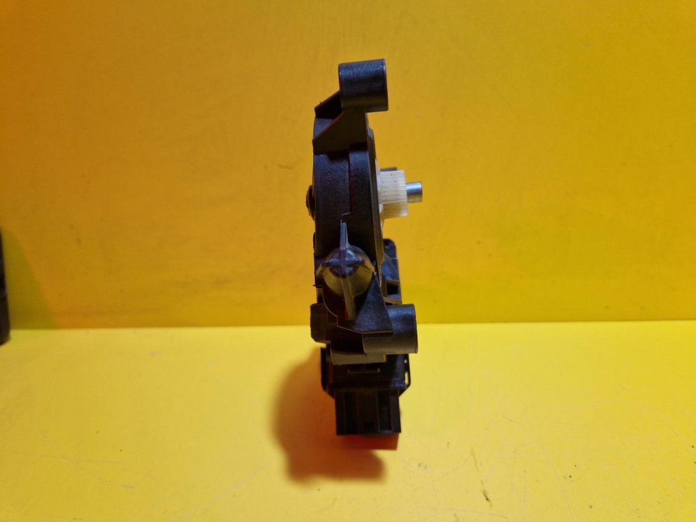 PRAVÝ PŘEDNÍ MOTOREK STAHOVAČKY OKNA 6R0959802P ŠKODA FABIA II, ROOMSTER / VW POLO IV / SEAT IBIZA IV - 15934 PRAVÝ PŘEDNÍ MOTOREK STAHOVAČKY OKNA 6R0959802P ŠKODA FABIA II, ROOMSTER / VW POLO IV / SEAT IBIZA IV - 15934