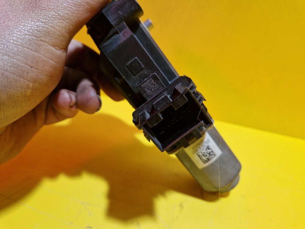 PRAVÝ PŘEDNÍ MOTOREK STAHOVAČKY OKNA 6R0959802P ŠKODA FABIA II, ROOMSTER / VW POLO IV / SEAT IBIZA IV - 15934 PRAVÝ PŘEDNÍ MOTOREK STAHOVAČKY OKNA 6R0959802P ŠKODA FABIA II, ROOMSTER / VW POLO IV / SEAT IBIZA IV - 15934