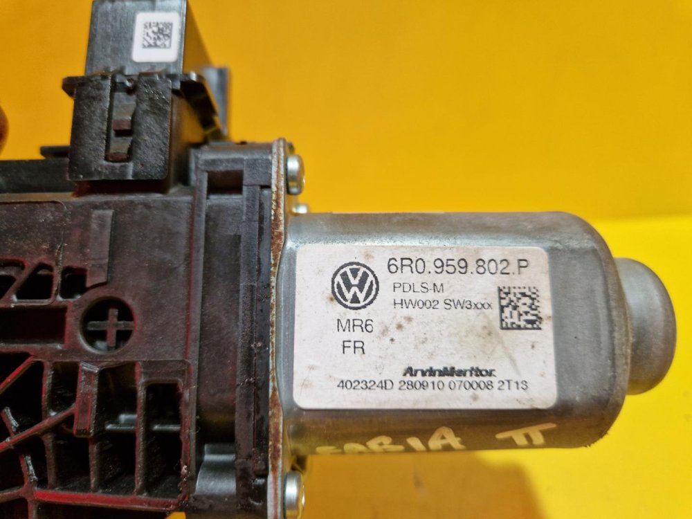 PRAVÝ PŘEDNÍ MOTOREK STAHOVAČKY OKNA 6R0959802P ŠKODA FABIA II, ROOMSTER / VW POLO IV / SEAT IBIZA IV - 15934 PRAVÝ PŘEDNÍ MOTOREK STAHOVAČKY OKNA 6R0959802P ŠKODA FABIA II, ROOMSTER / VW POLO IV / SEAT IBIZA IV - 15934