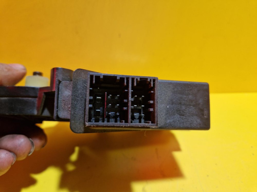 PRAVÝ PŘEDNÍ MOTOREK STAHOVAČKY OKNA 6Y1959802 ŠKODA FABIA I, FABIA II, ROOMSTER / VW POLO IV / SEAT IBIZA III, CORDOBA II - 15939 PRAVÝ PŘEDNÍ MOTOREK STAHOVAČKY OKNA 6Y1959802 ŠKODA FABIA I, FABIA II, ROOMSTER / VW POLO IV / SEAT IBIZA III, CORDOBA II - 15939