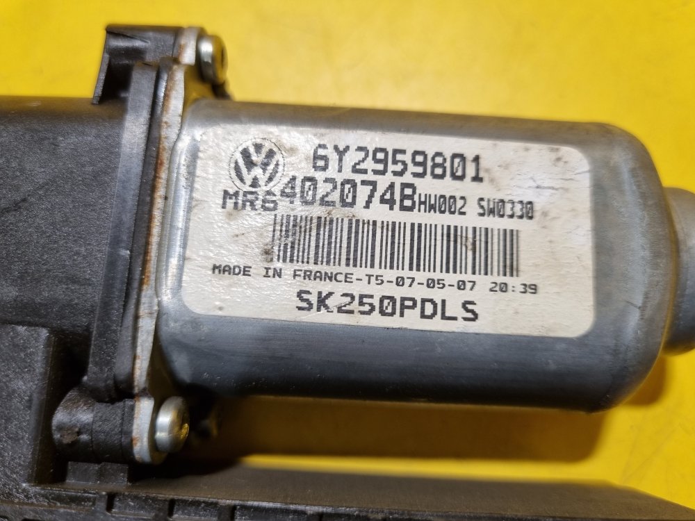 PRAVÝ PŘEDNÍ MOTOREK STAHOVAČKY OKNA 6Y2959801 ŠKODA FABIA I, FABIA II, ROOMSTER / VW POLO IV / SEAT IBIZA III, CORDOBA II - 17652 PRAVÝ PŘEDNÍ MOTOREK STAHOVAČKY OKNA 6Y2959801 ŠKODA FABIA I, FABIA II, ROOMSTER / VW POLO IV / SEAT IBIZA III, CORDOBA II - 17652