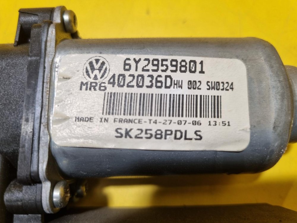 PRAVÝ PŘEDNÍ MOTOREK STAHOVAČKY OKNA 6Y2959801 ŠKODA FABIA I, FABIA II, ROOMSTER / VW POLO IV / SEAT IBIZA III, CORDOBA II - 17686 PRAVÝ PŘEDNÍ MOTOREK STAHOVAČKY OKNA 6Y2959801 ŠKODA FABIA I, FABIA II, ROOMSTER / VW POLO IV / SEAT IBIZA III, CORDOBA II - 17686