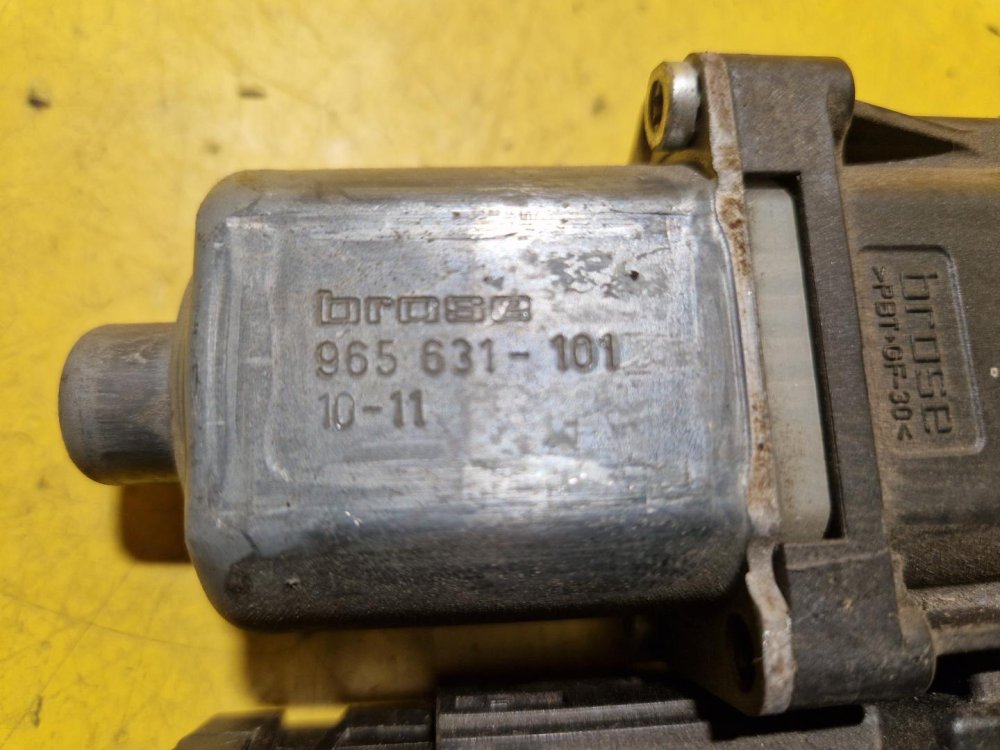 PRAVÝ PŘEDNÍ MOTOREK STAHOVAČKY OKNA S JEDNOTKOU 3C0959792C VW PASSAT B7 - 19445 PRAVÝ PŘEDNÍ MOTOREK STAHOVAČKY OKNA S JEDNOTKOU 3C0959792C VW PASSAT B7 - 19445