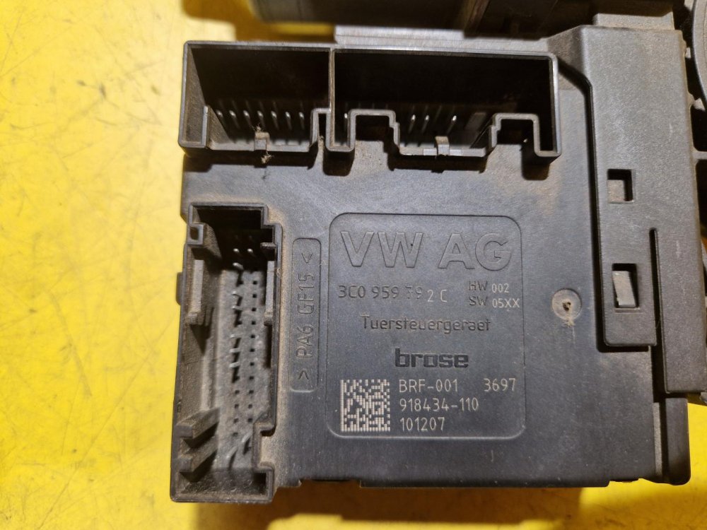 PRAVÝ PŘEDNÍ MOTOREK STAHOVAČKY OKNA S JEDNOTKOU 3C0959792C VW PASSAT B7 - 19445 PRAVÝ PŘEDNÍ MOTOREK STAHOVAČKY OKNA S JEDNOTKOU 3C0959792C VW PASSAT B7 - 19445